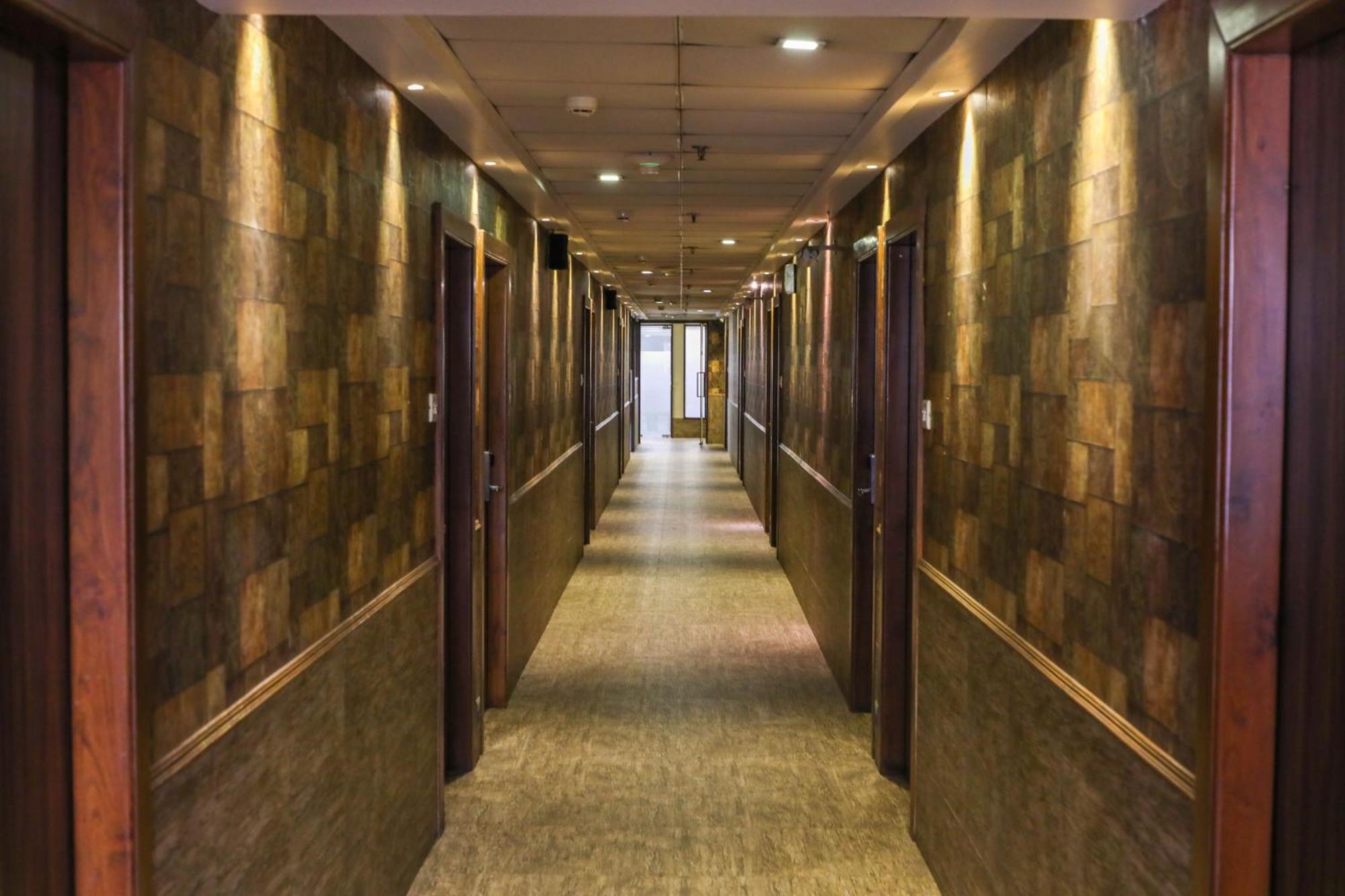 Hotel Maharana Inn Chembur Мумбаи Экстерьер фото