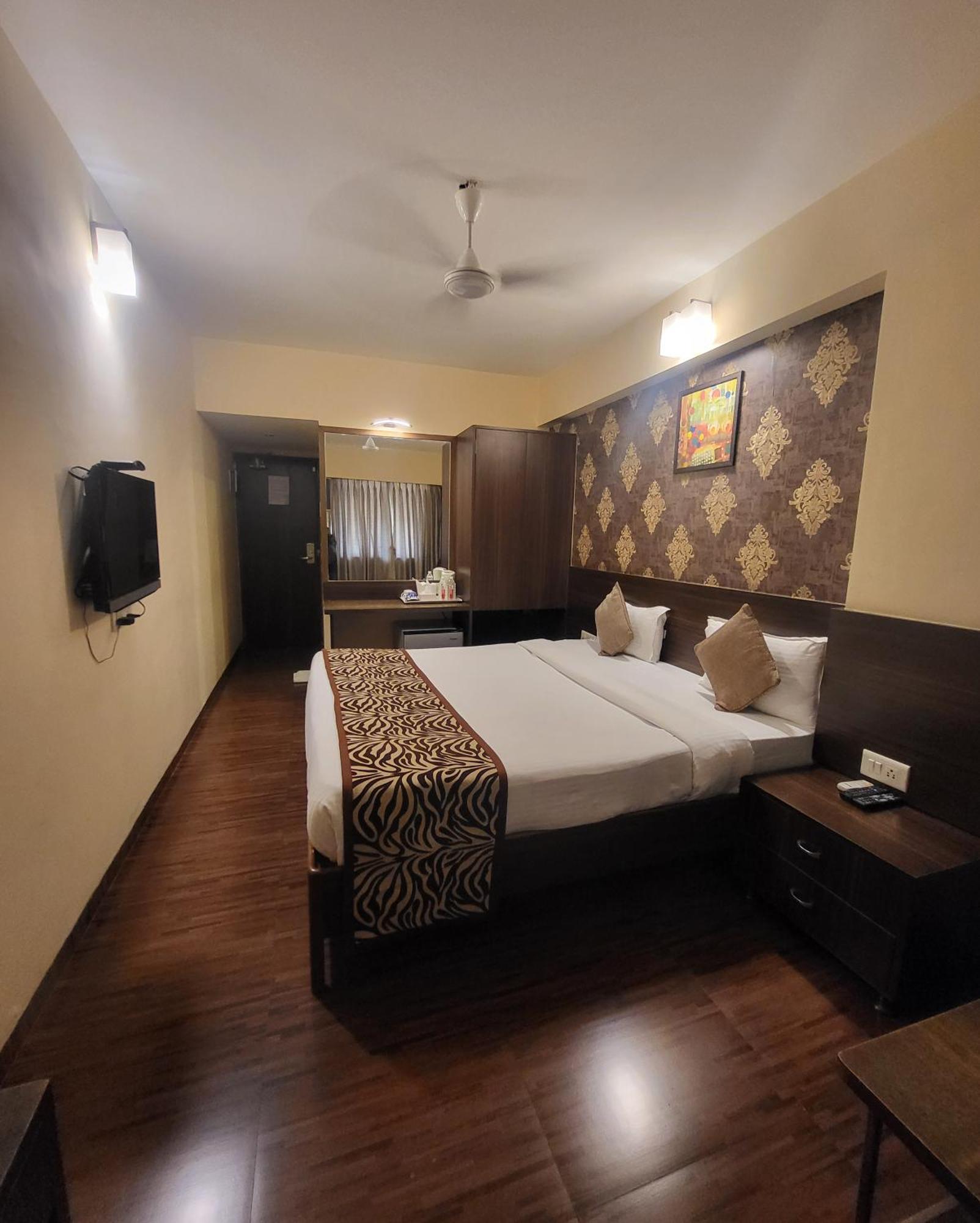 Hotel Maharana Inn Chembur Мумбаи Экстерьер фото