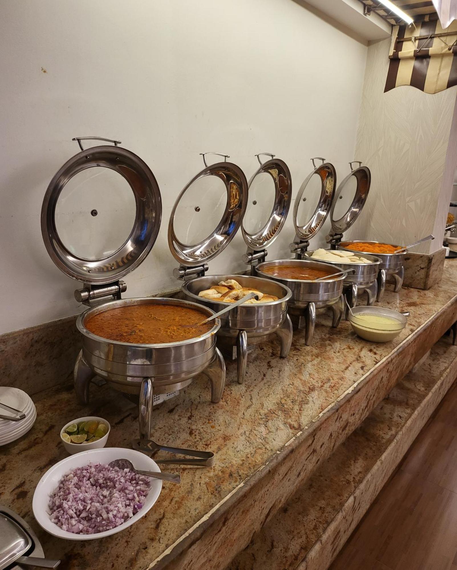 Hotel Maharana Inn Chembur Мумбаи Экстерьер фото