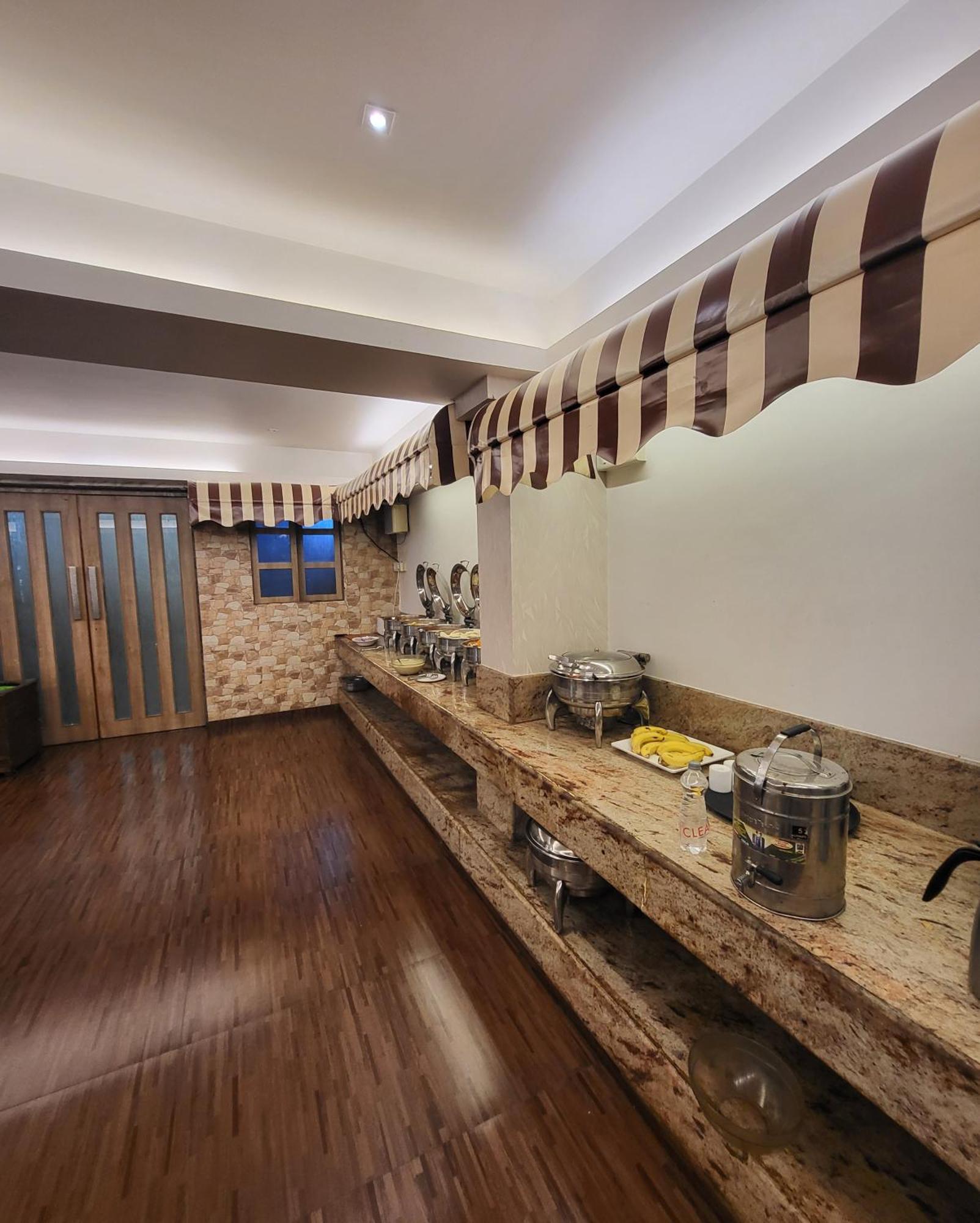 Hotel Maharana Inn Chembur Мумбаи Экстерьер фото