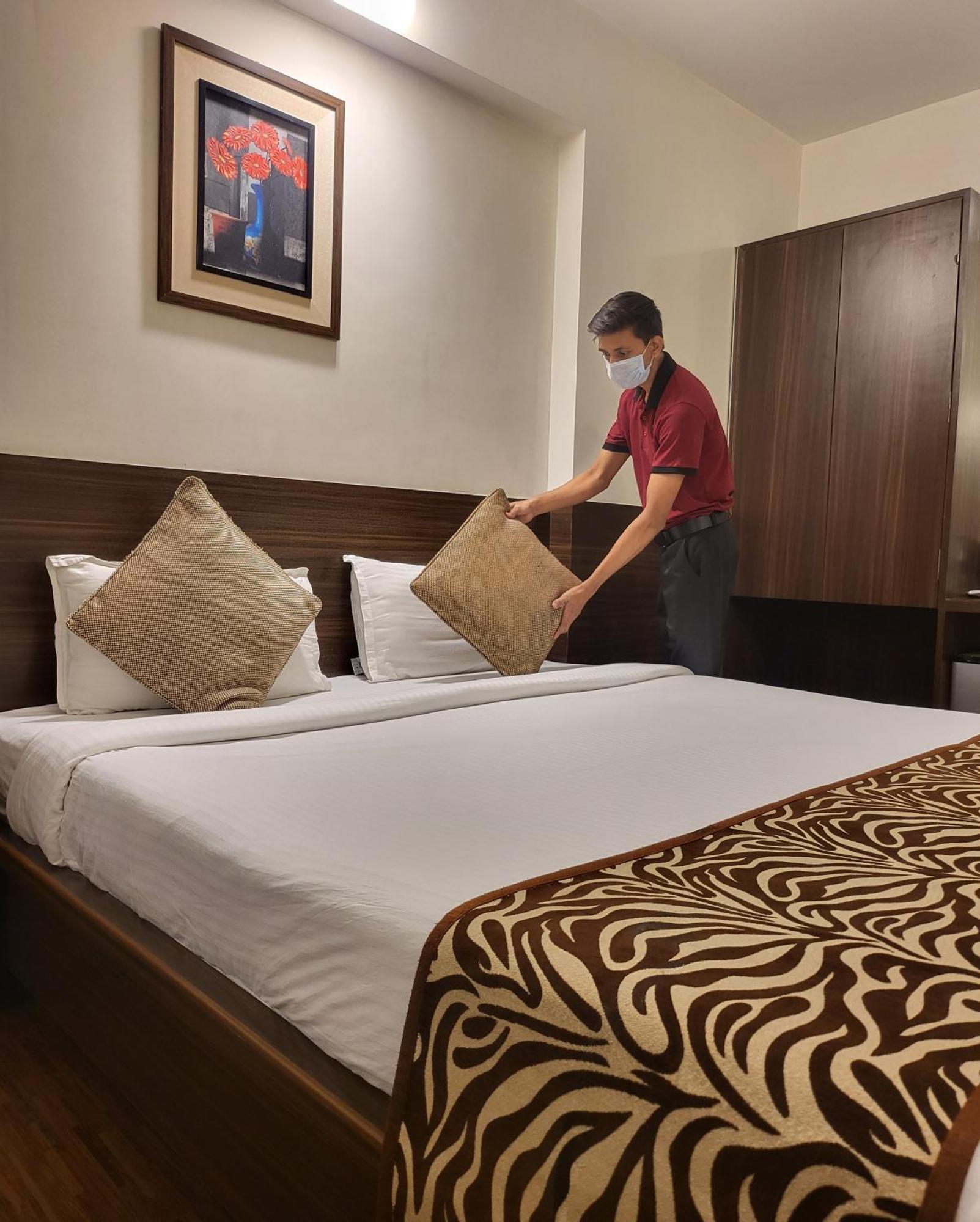Hotel Maharana Inn Chembur Мумбаи Экстерьер фото