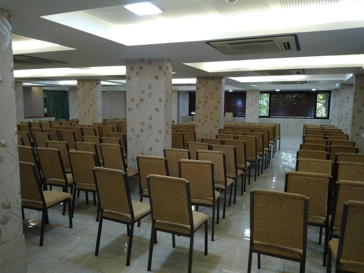 Hotel Maharana Inn Chembur Мумбаи Экстерьер фото